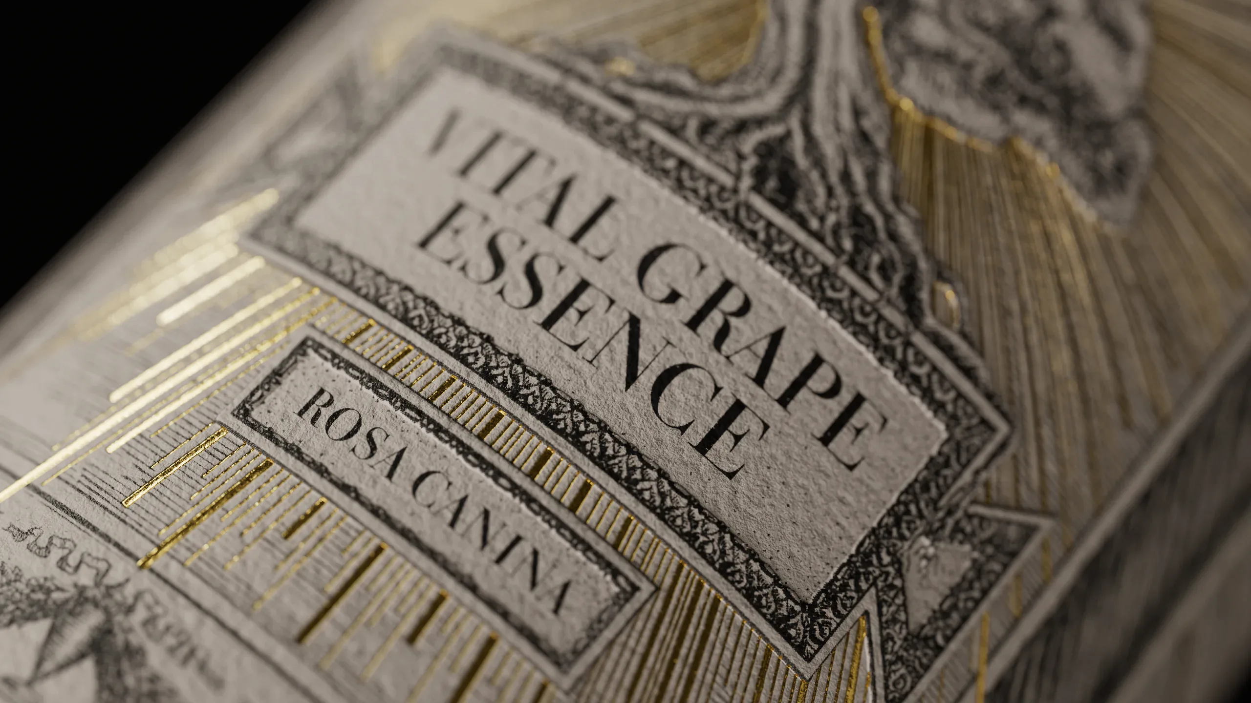 Vital Grape Essence termék díszes arany címkével, közelről